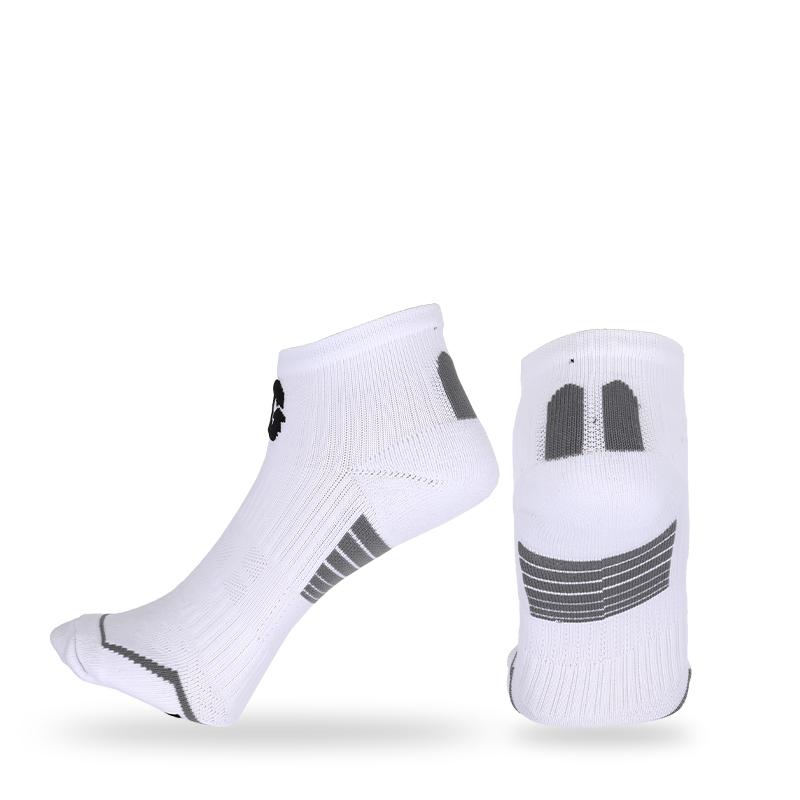 Calcetines atléticos de corte bajo con tecnología de sujeción, soporte para el arco y diseño de malla transpirable.