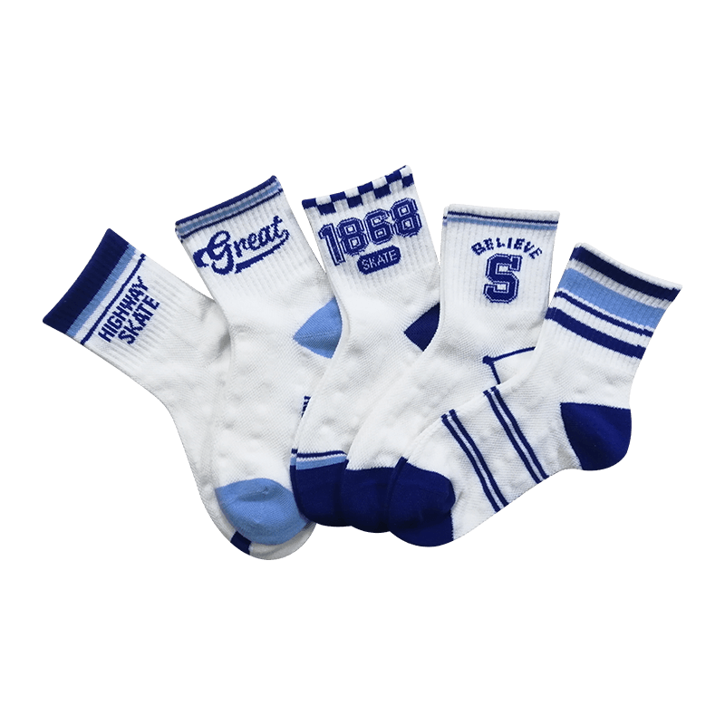 Dulces y encantadores calcetines deportivos de longitud media para niños.